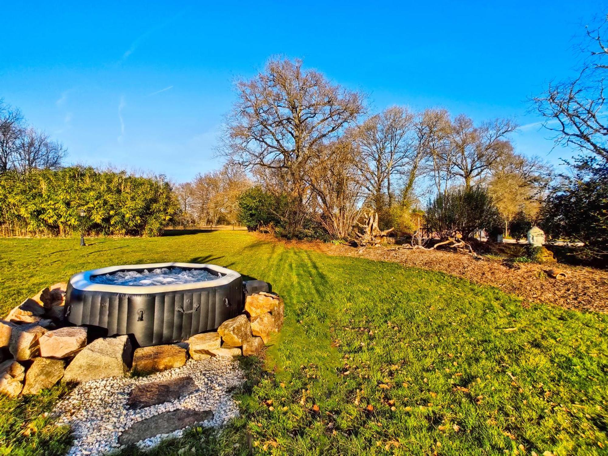 Villa Tagibao Avec Piscine Chauffee Et Spa Lesterps Exterior foto